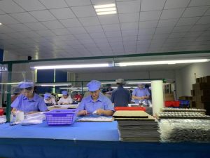 中国工場、組み立て作業.